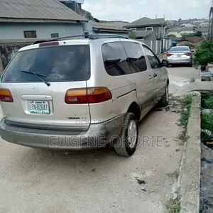 Toyota Sienna 2000 Silver