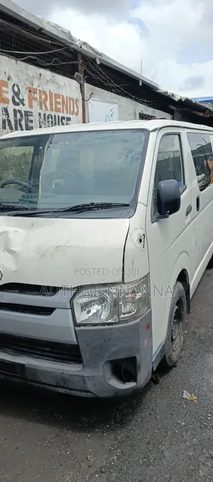 Toyota HiAce 2017 White