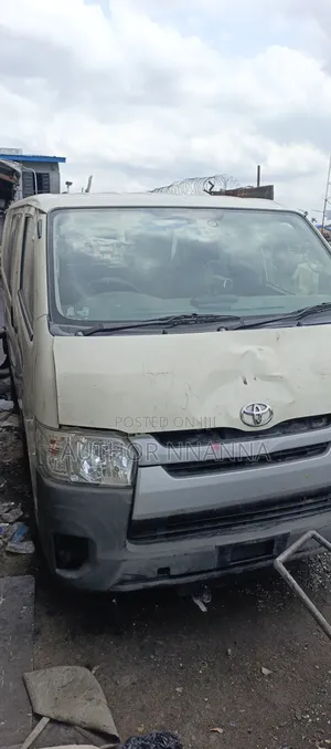 Toyota HiAce 2017 White