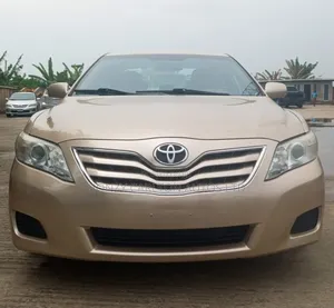 Toyota Camry LE V6 4dr Sedan (3.5L 6cyl 6AM) 2010 Gold