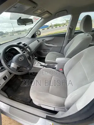 Toyota Corolla LE 4dr Sedan (1.8L 4cyl 4A) 2013 Gray