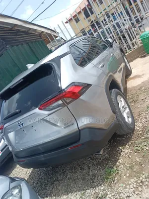 Toyota RAV4 XLE 2022 Silver