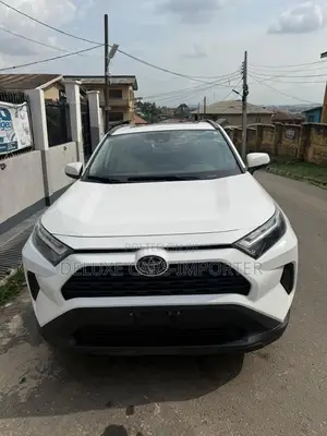 Toyota RAV4 XLE Premium AWD 2023 White