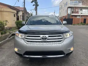 Toyota Highlander SE 3.5L 4WD 2013 Silver