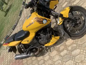 Bajaj Pulsar 220 F 2022 Yellow