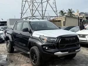 New Toyota Hilux 2025 Black