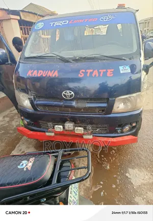 Toyota HiAce 2006 Blue