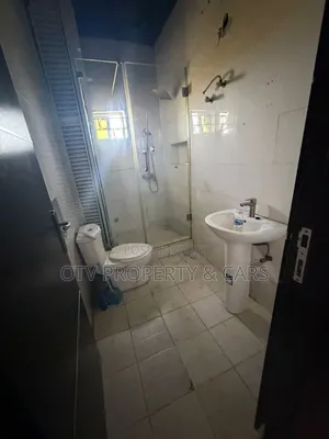 Mini Flat in Chevron for rent