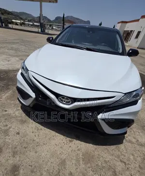 Toyota Camry SE 2021 White