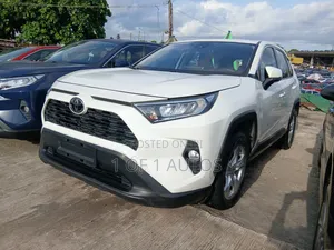 Toyota RAV4 LE FWD 2020 White