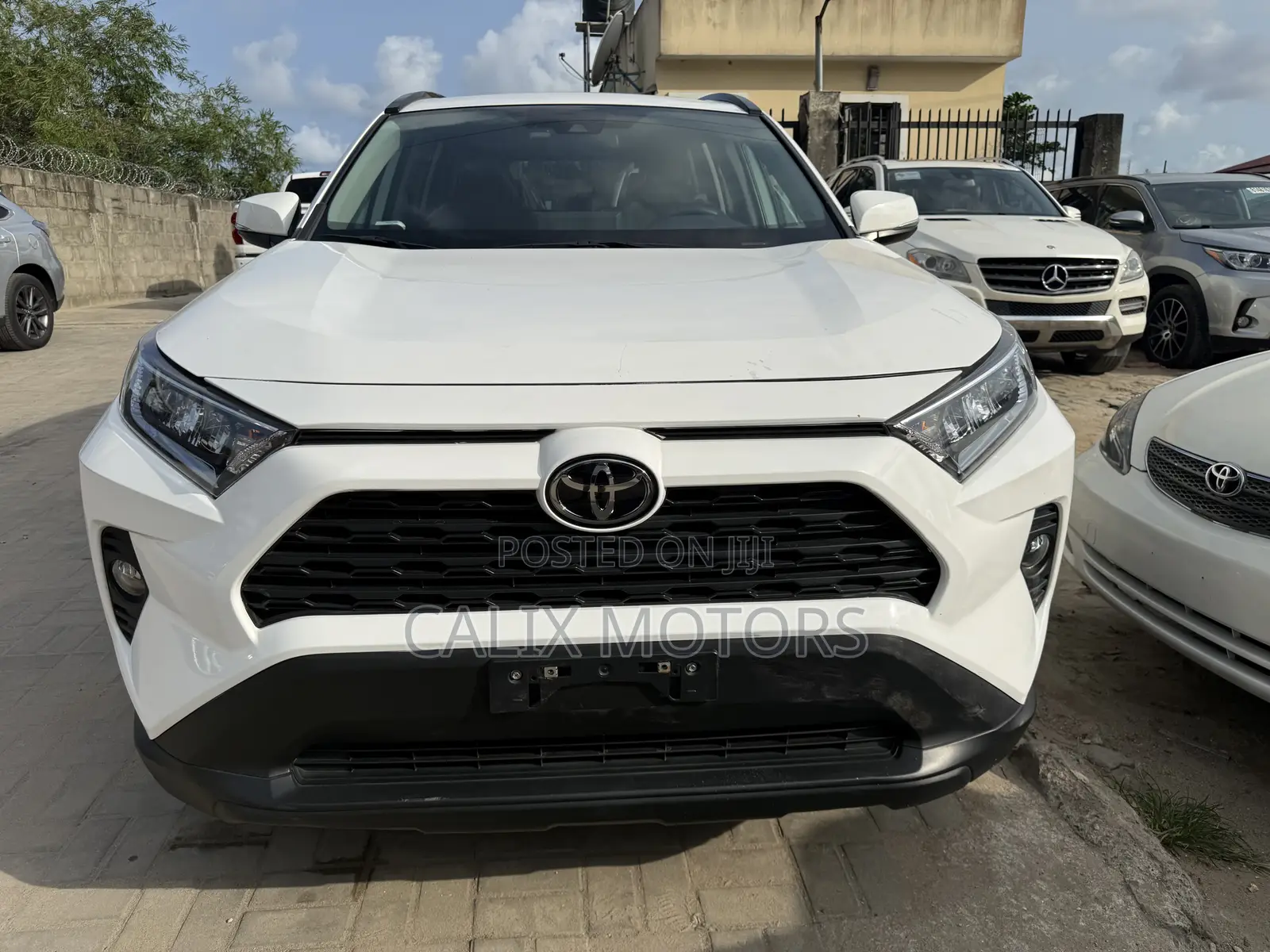 Toyota RAV4 2022 White