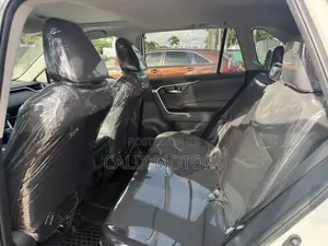 Toyota RAV4 2022 White