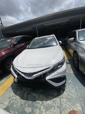 Toyota Camry SE 2021 White