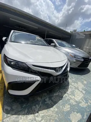 Toyota Camry SE 2021 White