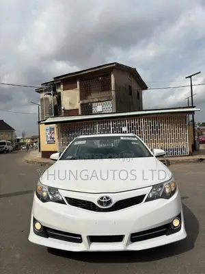Toyota Camry SE V6 4dr Sedan (3.5L 6cyl 6A) 2013 White