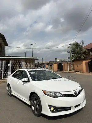 Toyota Camry SE V6 4dr Sedan (3.5L 6cyl 6A) 2013 White