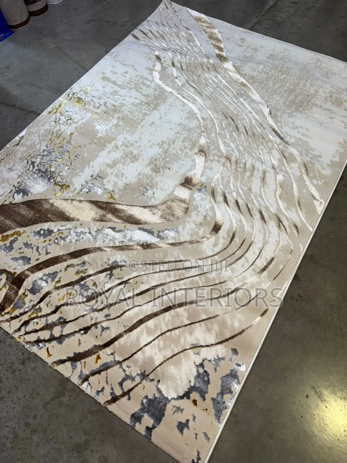 5”7 Turkish Centre Rug With Gold Stripes Finish