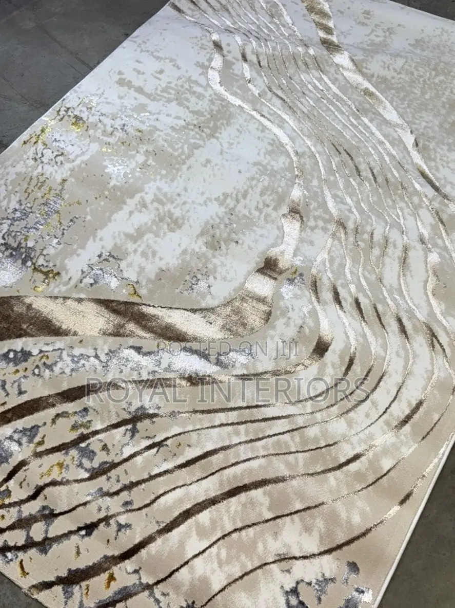 5”7 Turkish Centre Rug With Gold Stripes Finish