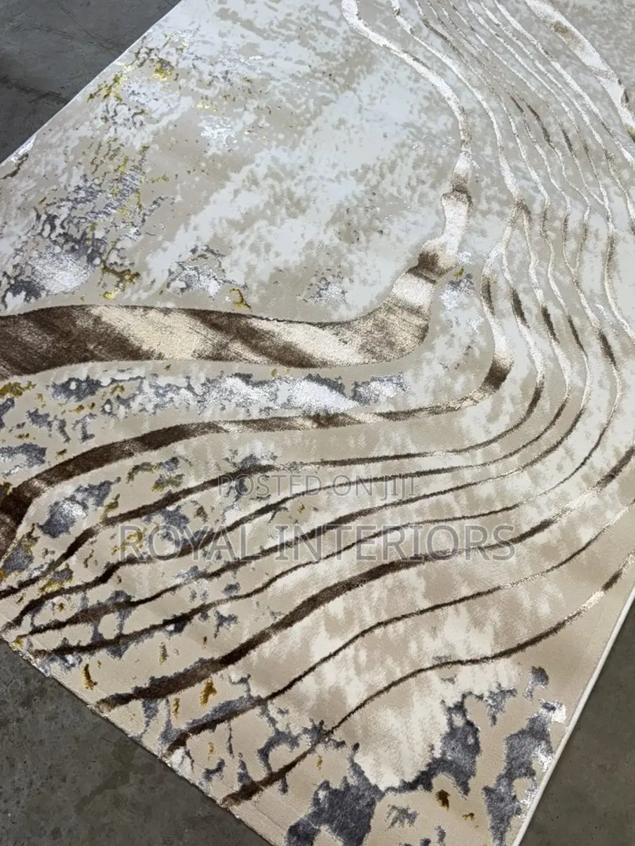 5”7 Turkish Centre Rug With Gold Stripes Finish