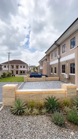 3bdrm Townhouse / Terrace in Apo District for rent