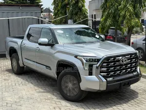 Toyota Tundra Platinum CrewMax 4WD SB w/5.5' Bed 2025 Silver