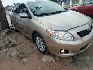 Toyota Corolla LE 4dr Sedan (1.8L 4cyl 4A) 2010 Gold