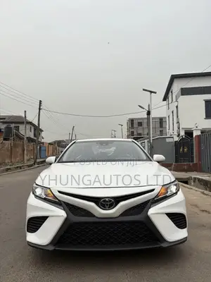 Toyota Camry SE FWD (2.5L 4cyl 8AM) 2018 White