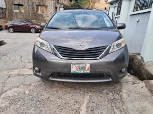 Toyota Sienna SE 8 Passenger 2011 Gray