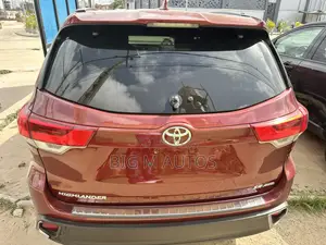 Toyota Highlander SE 4x4 V6 (3.5L 6cyl 8A) 2018 Red