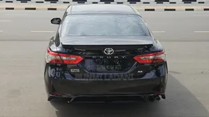 Toyota Camry SE FWD (2.5L 4cyl 8AM) 2018 Black
