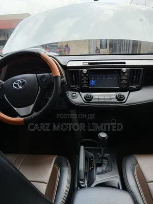 Toyota RAV4 XLE 4dr SUV (2.5L 4cyl 6A) 2018 White