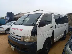 Toyota HiAce 2004 White