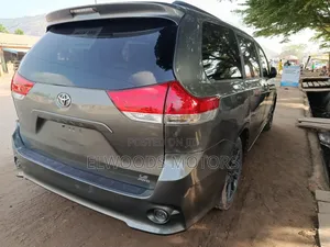 Toyota Sienna Limited AWD 7-Passenger 2013 Silver