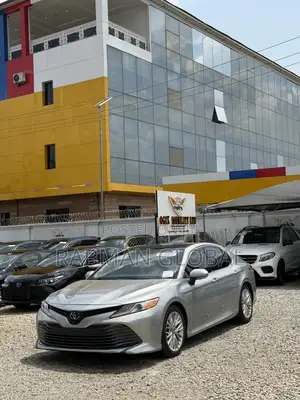 Toyota Camry XLE FWD (2.5L 4cyl 8AM) 2018 Silver