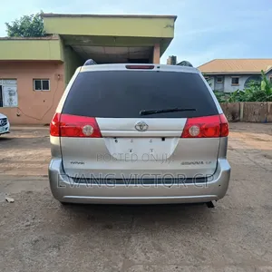 Toyota Sienna XLE 7 Passenger 2010 Gold