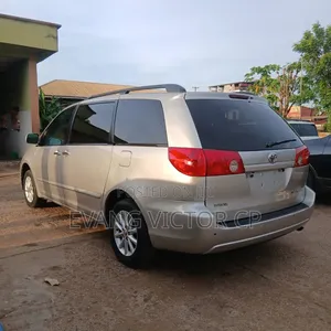 Toyota Sienna XLE 7 Passenger 2010 Gold