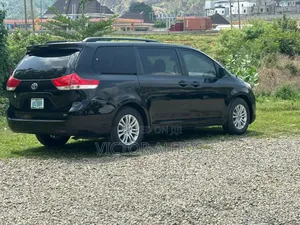 Toyota Sienna XLE FWD 8-Passenger 2013 Black