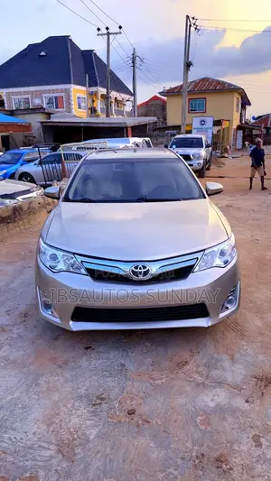 Toyota Camry XLE 4dr Sedan w/Prod. End 11/13 (3.5L 6cyl 6A) 2014 Gold