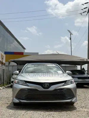 Toyota Camry XLE FWD (2.5L 4cyl 8AM) 2018 Silver