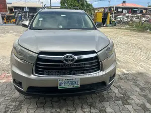 Toyota Highlander XLE 4dr SUV AWD (3.5L 6cyl 6A) 2015 Beige