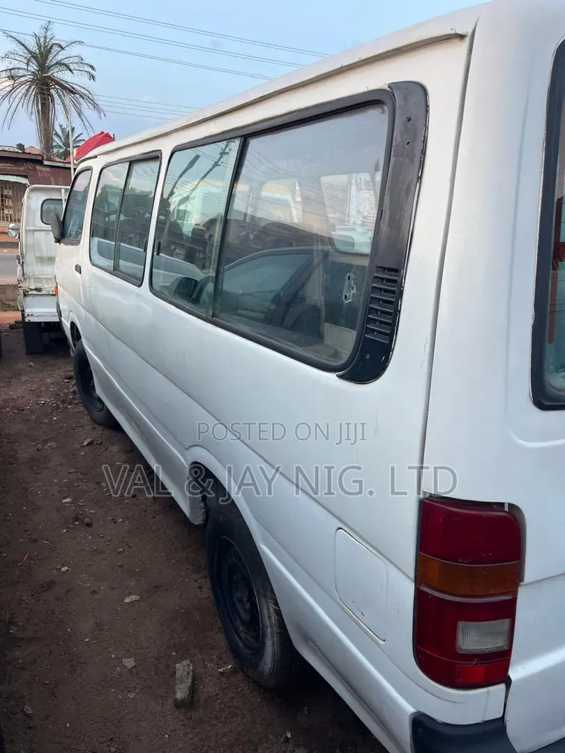 Toyota HiAce 1999 White