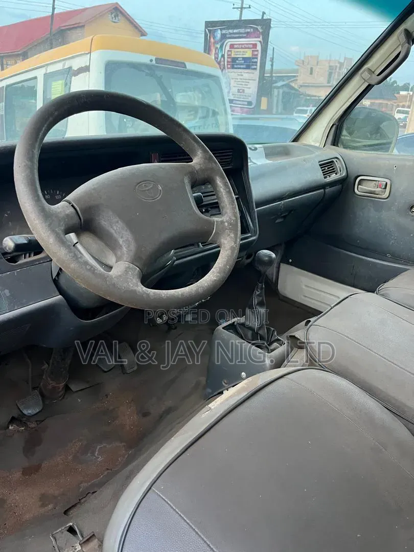 Toyota HiAce 1999 White