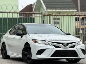 Toyota Camry XLE FWD (2.5L 4cyl 8AM) 2018 White