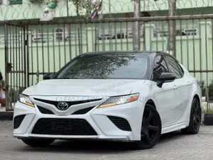 Toyota Camry XLE FWD (2.5L 4cyl 8AM) 2018 White