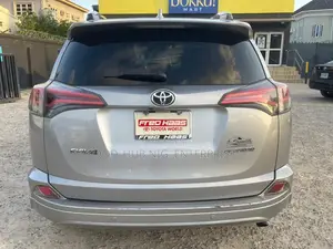 Toyota RAV4 Platinum AWD (2.5L 4cyl 6A) 2017 Silver