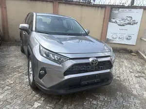 Toyota RAV4 LE AWD 2020 Gold