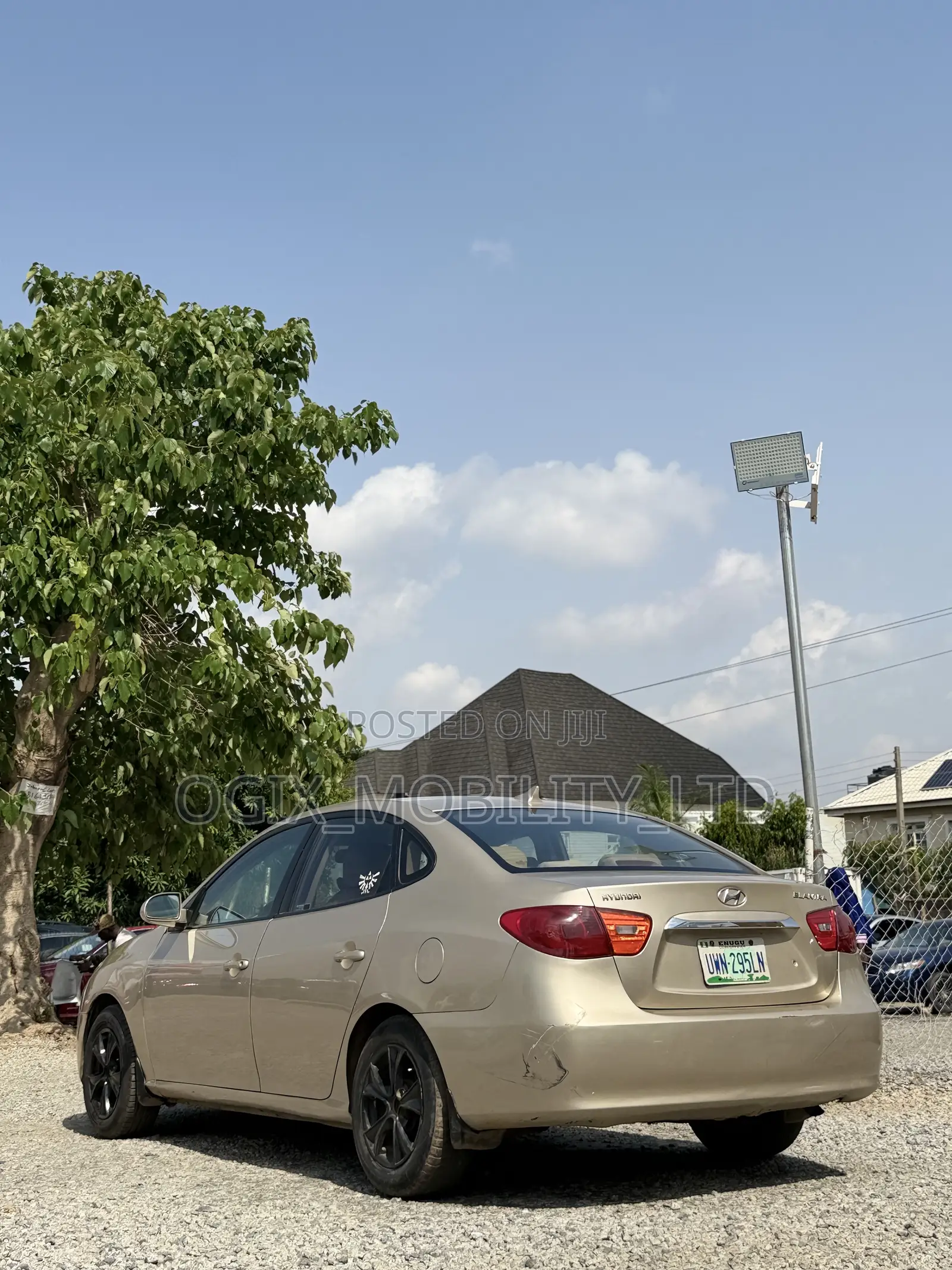 Hyundai Elantra 2011 Gold