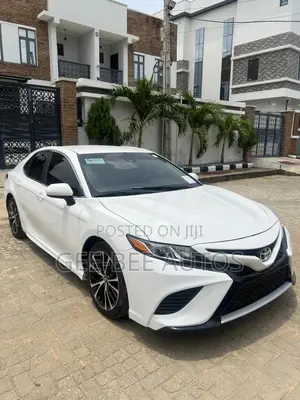 Toyota Camry SE FWD (2.5L 4cyl 8AM) 2018 White