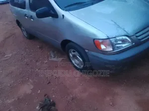 Toyota Sienna XLE 2002 Silver