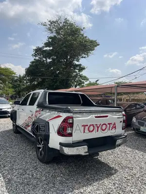 Toyota Hilux 2024 White